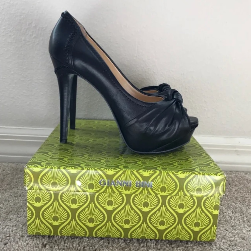 Gianni Bini Black Leather Heel